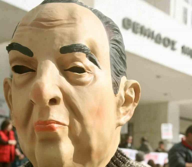 Καβάλα: Με μάσκες Καραμανλή και Παπανδρέου οι ληστές των 4.200.000 ευρώ – «Μου άφησαν 100.000» (βίντεο)